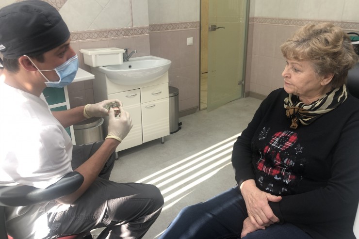 Два известных стоматолога решили изменить жизнь жительнице Сургута